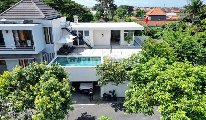 Dijual Villa 3 Bedroom SHM di Kerobokan, Badung