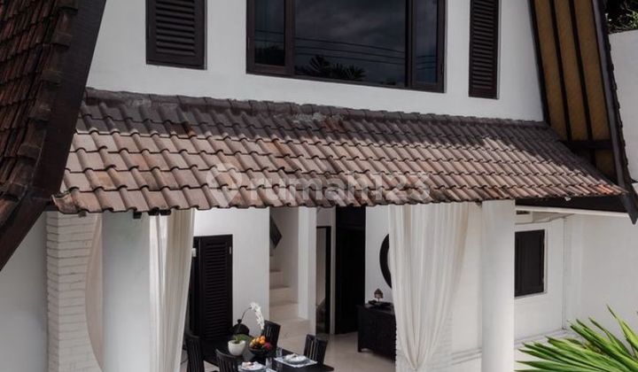 Desain Kontemporer Vila Tiga Kamar Tidur Terletak di Kawasan Prestij untuk Disewa di Seminyak Desain Kontemporer Vila Tiga Kamar Tidur Terletak di Kawasan Prestij untuk Disewa di Seminyak