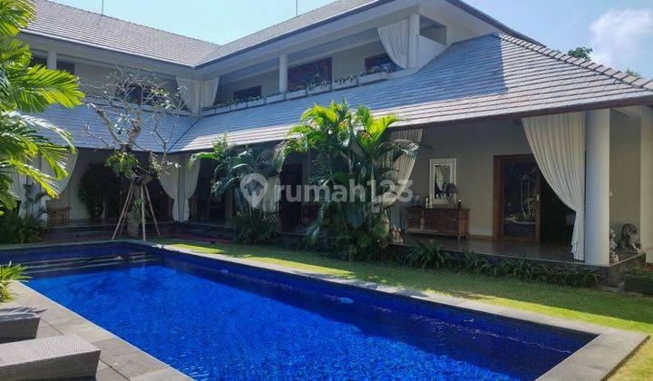  Very strategic close to the beach five-bedroom villa for sale in Sanur 1