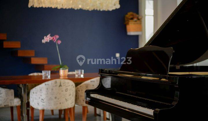 Vila Tropis Mewah dengan Taman Luas dan Kolam Renang di Munggu 2