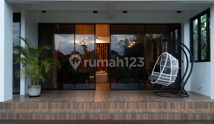 Brand New Three Bedroom Villa with Smart Home Technologies for Lease in Babakan