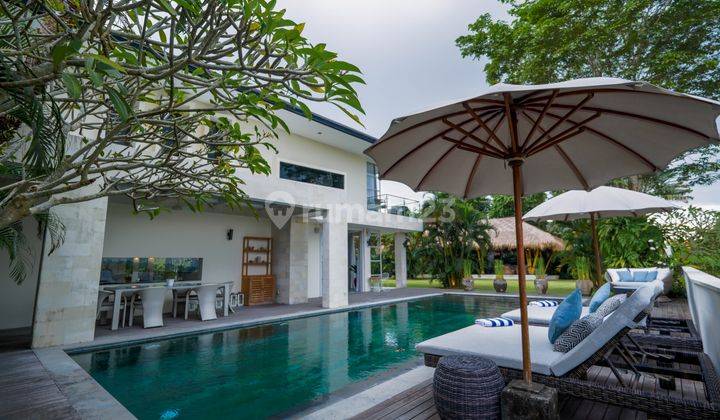 Vila Tropis Mewah dengan Taman Luas dan Kolam Renang di Munggu 1