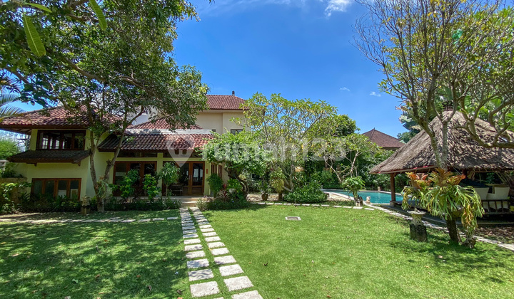 Luas Vila 6 Kamar Tidur Hak Milik di Tanah 1.250 M² dengan Kolam Renang Besar di Lokasi Primadona Canggu