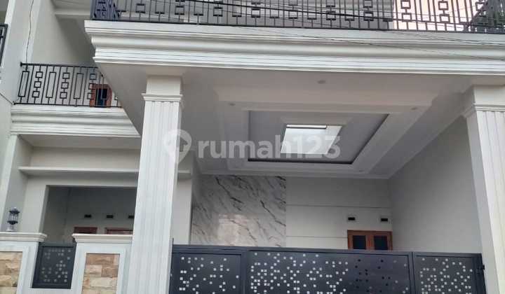 Majestic 2-Story House with 5 Bedrooms & 5 Bathrooms Inside in Mangunsari, Gunungpati 1