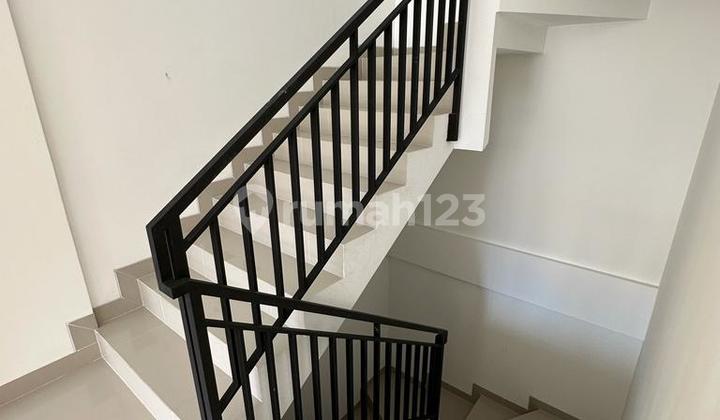 New, Nice, 3-Story Shophouse in Pasirkaliki. 2