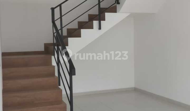 Cocok Untuk Orang Asing Rumah Bagus di Jl. Pd. Hijau Indah, Isola, Kec. Sukasari, Kota Bandung, Jawa Barat, Geger Kalong SHM 2