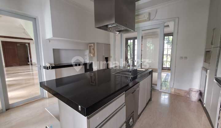 Luxury House in Cipete - Balinese Villa Concept with Swimming Pool Facilities Near MRT