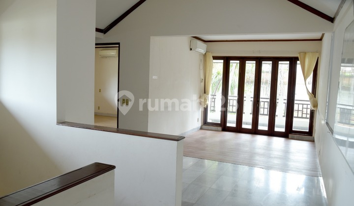 Spacious and Nice House in Cipete with Swimming Pool