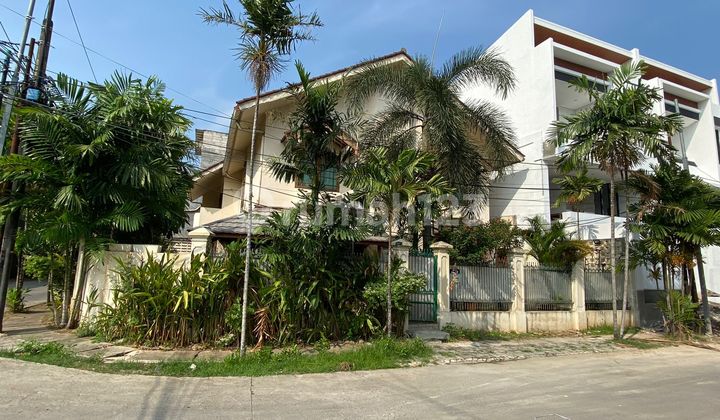 Rumah Posisi Hook Bangunan 2 Lantai Bebas Banjir di Petogogan