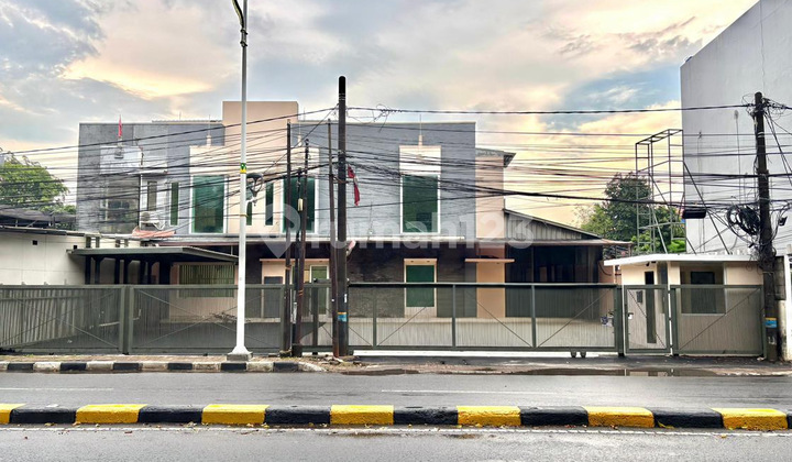 Rumah dengan 8 Kamar Tidur dan Garasi Luas, Pasar Minggu, Jaksel