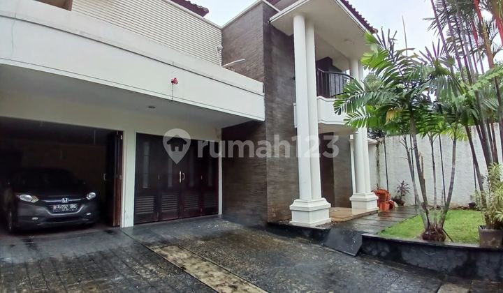 Rumah dengan Private Pool Bangunan 2 Lantai Semi Furnish, Kemang