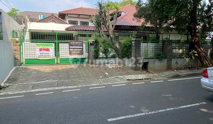 Rumah dengan Lokasi Strategis Halaman Luas di Lebak Bulus, Jaksel