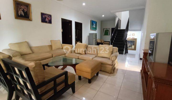 ruang keluarga rumah mewah luas posisi hook