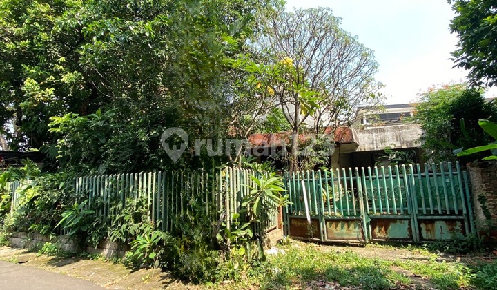 Selling Land with Bonus Old House in Bintaro, South Jakarta
