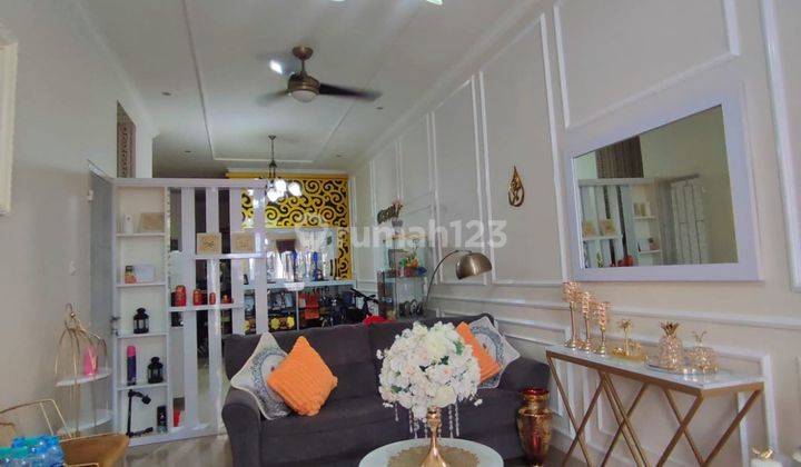 Rumah Cantik 2,5 Lantai Full Furnished Siap Huni di Graha Raya 2