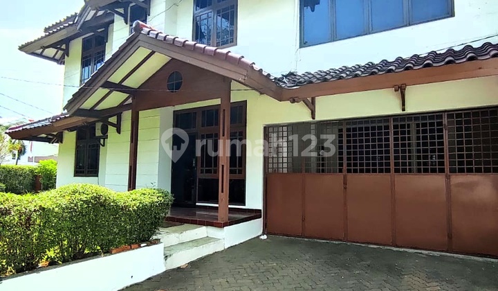 Turun Harga Rumah Lama Terawat Posisi Hook di Villa Melati Mas