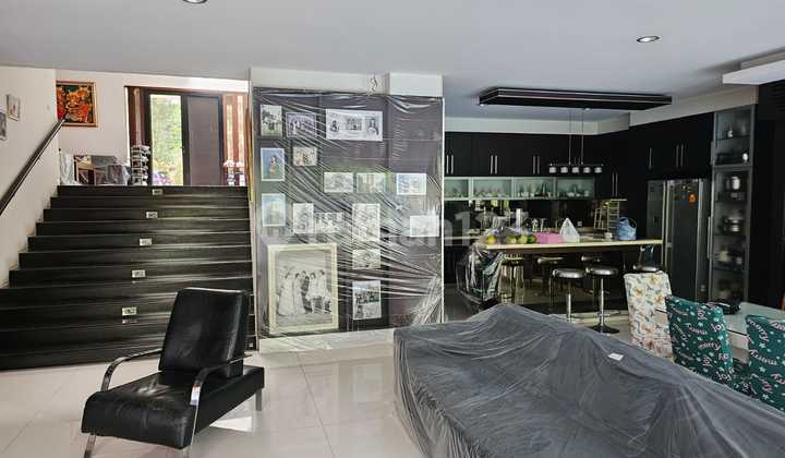 Nice Spacious House with Swimming Pool in The Green BSD City. 2