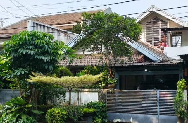 Rumah Lama Terawat Asri dan Nyaman di Bintaro Sektor 2