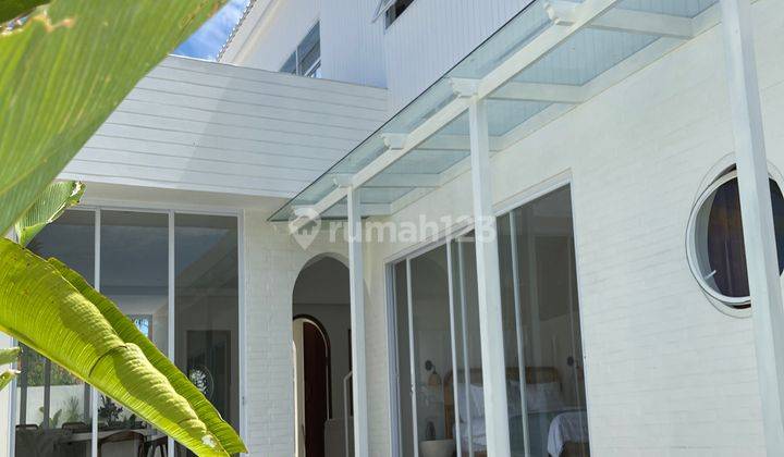 (D25) MODERN VILLA WITH ELEGANT SHADES OF WHITE  1