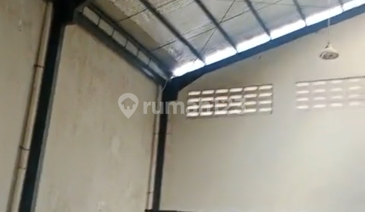 Beautiful Warehouse in Parliament Complex Has Office