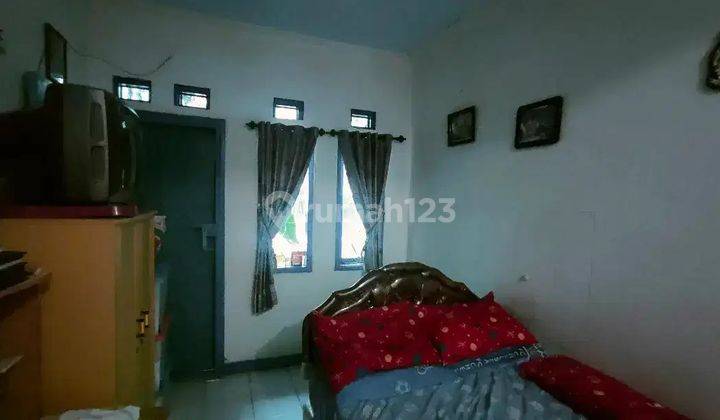 kamar tidur rumah modern di pondok mutiara