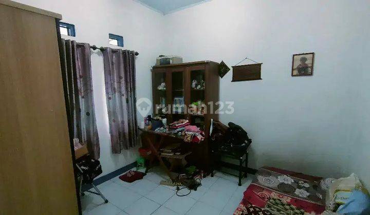 kamar tidur rumah modern di pondok mutiara