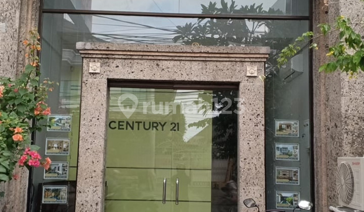 Shop House, 2 Floors, Freehold Title, in Kerobokan.