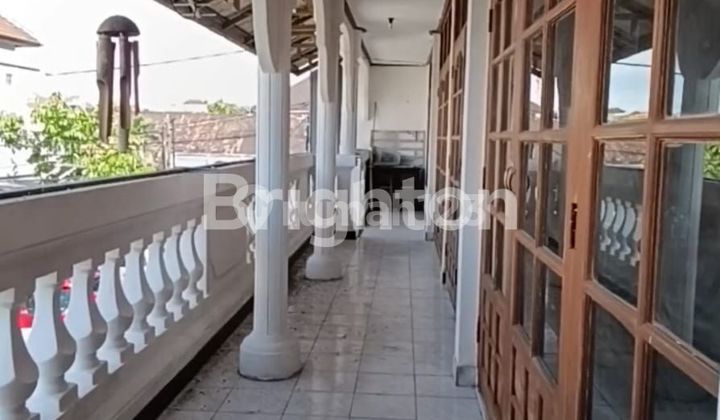 RUMAH GAYA KLASIK KAMAR 6 COCOK UNTUK KELUARGA BESAR DENPASAR BARAT