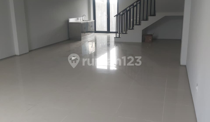 Flood-free, Shop House, 3 Floors, Freehold, Ready to Occupy. 2