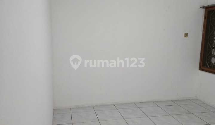 Rumah Di Jual Taman Ratu Lt 188 M2 Lb 360 M2 Kondisi Terawat Jalan Depan Rumah 8 Meter