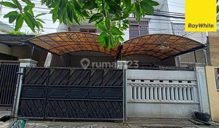 Dijual Rumah 2 Lantai SHM di Jalan Bronggalan Surabaya 1