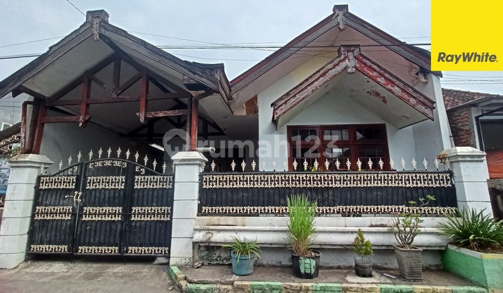 House for Sale on Pagesangan Street, South Surabaya 1