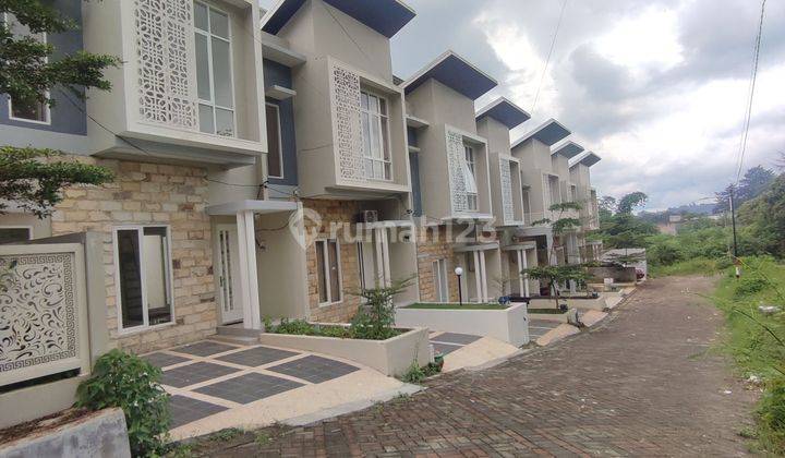 Rumah Villa 2 lantai Pemandangan Kota Batu Dekat BNS 2