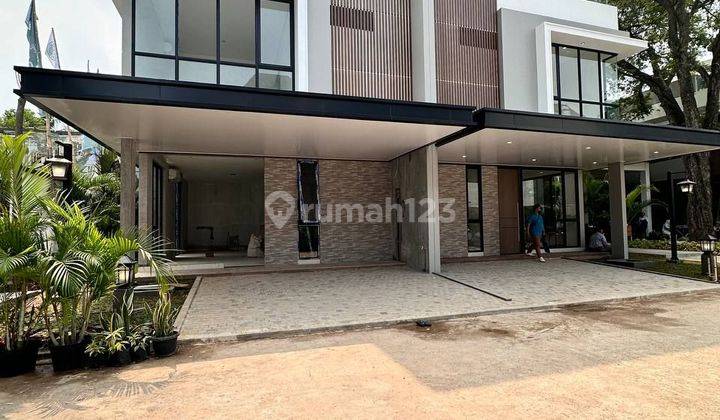 Rumah 3 Lantai Dengan Ruang Hijau Yang Segar  1