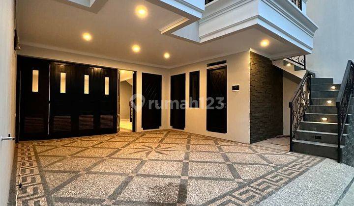 Rumah Classic 3 Lantai Cantik Harga Bagus Dekat Kemana Aja 2