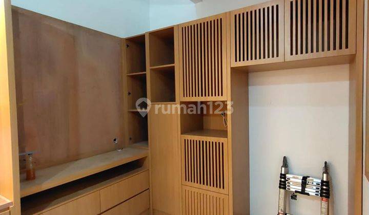 di Sewakan Rumah Siap Huni 3 Lantai 9x20 Hdp Barat di Sunter Agung 1