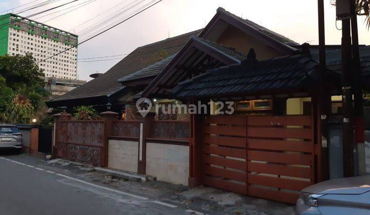 Rumah 2 lantai,siap huni,bagus,lokasi strategis di komplek elit Menteng,Jakarta pusat 2