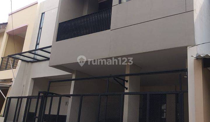 Rumah 2,5 Lantai,bebas Banjir,semi Furnished di Rawamangun,jakarta Timur 1