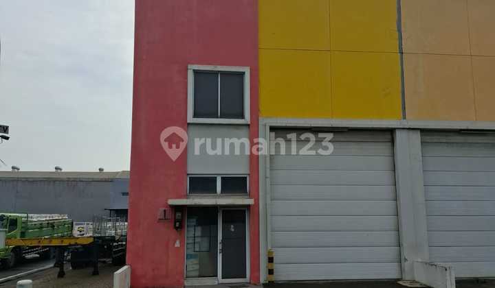 For Rent Ready-to-Use Warehouse in Bizpark Cakung, East Jakarta For Rent Ready-to-Use Warehouse in Bizpark Cakung, East Jakarta