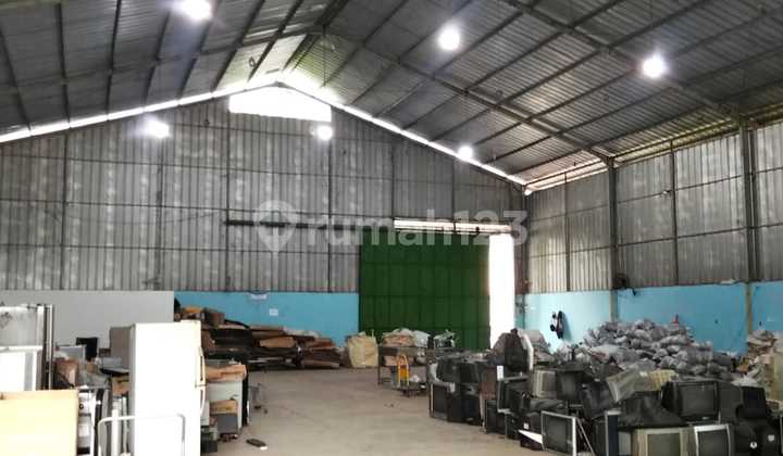 Warehouse for rent on Narogong Main Road, Bekasi.