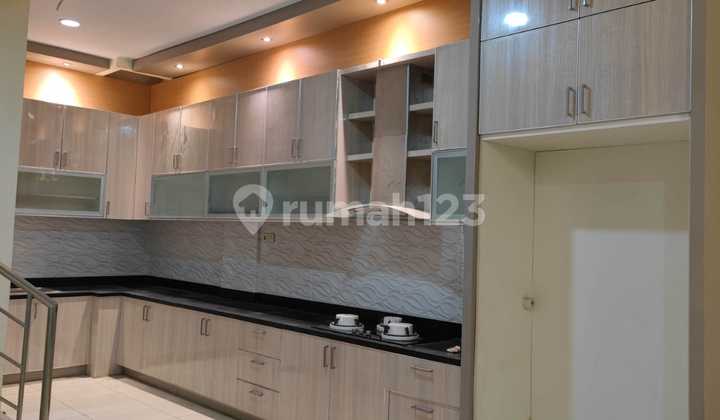 For Sale Ready-to-Use Shop House in Tubagus Angke, Jakarta 2
