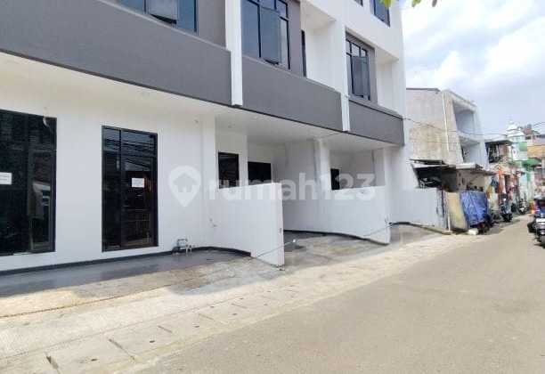 For Sale Ready 3-Story House, Move-In Ready, Suitable for Residence and Business