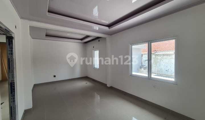 Rumah 2 Lantai SHM 3+1 Kamar Luas 300M Deltamas Bekasi Dekat Aeon 2