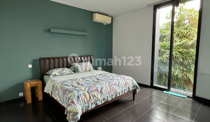 Comfortable House in Lebak Bulus with Private Pool, SHM, 400M Area, 6+1 Bedrooms