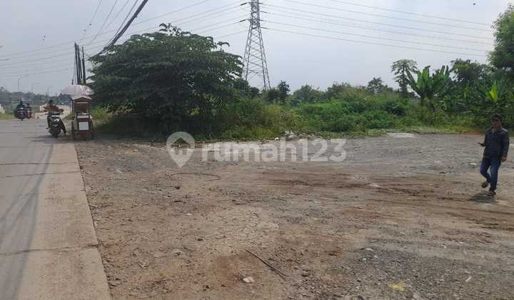 tanah depan jalan raya