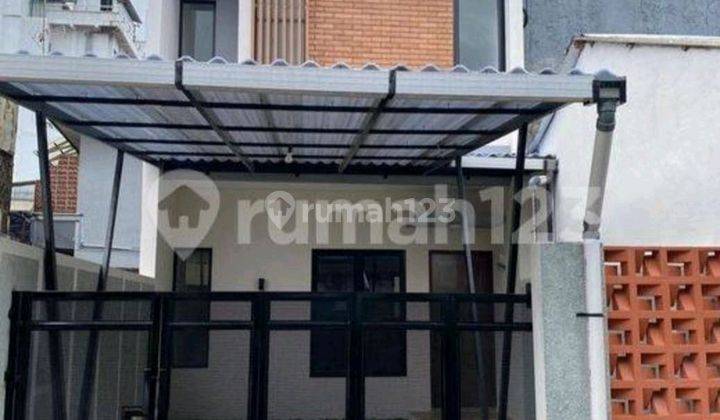 Rumah 2 Lantai Semi Furnished Jakarta Pusat - Sertifikat Hak Milik 1