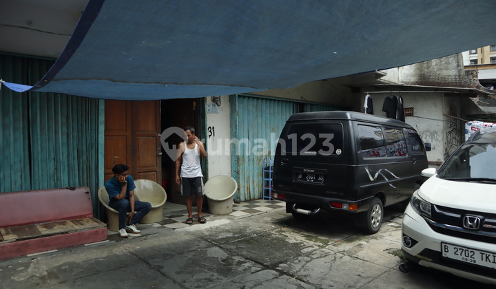 Strategic Shop House, Flood-Free, 2 Floors, Requires Total Renovation in Menteng Atas, Central Jakarta. 2