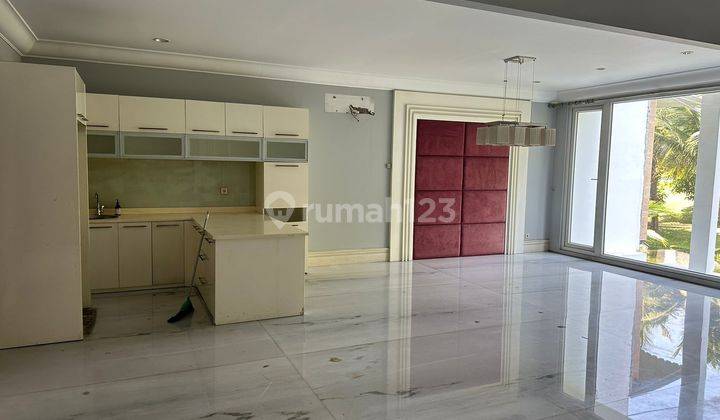 Rumah Town House 8 x 27 semi furnished hadap timur harga 350 juta PIK 2