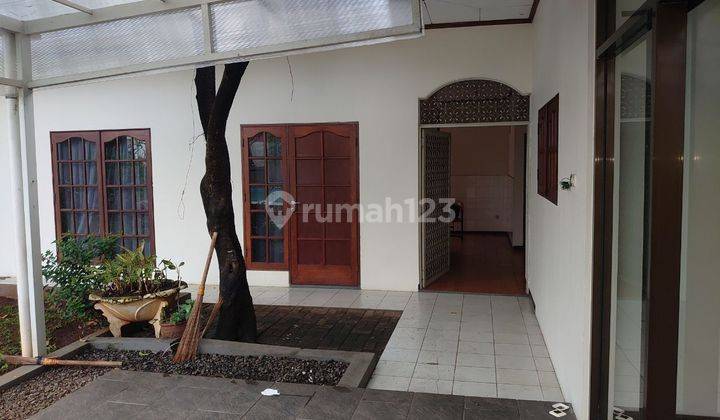 Rumah Disewakan Area Kuningan Lengkap Kolam Renang 1