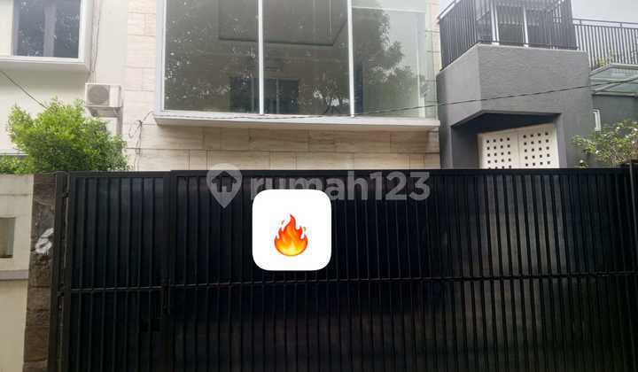 Di Jual Rumah Area Cipete Full Renovasi Lengkap Dengan Kolam Renang